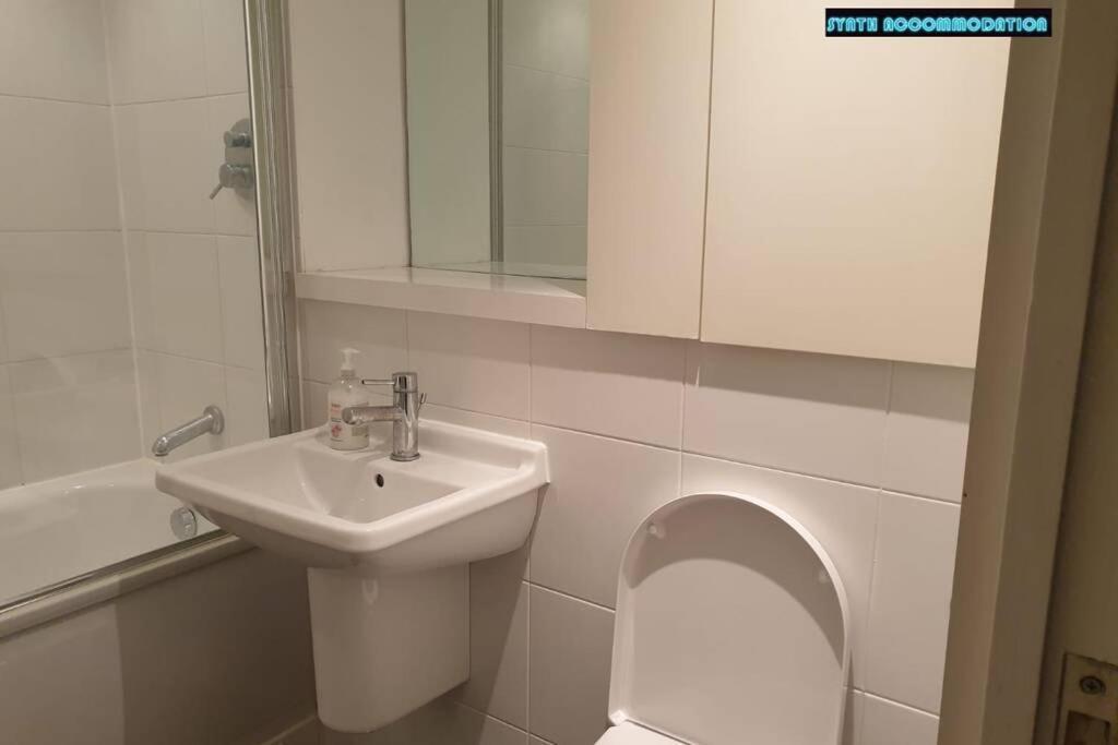 80S Retro 1Bed Studio Serviced Apartment Canary Wharf Perfect For Solo & Couple Travellers Londyn Zewnętrze zdjęcie