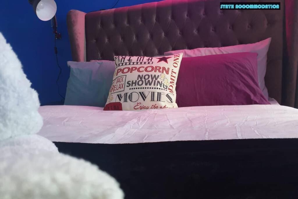 80S Retro 1Bed Studio Serviced Apartment Canary Wharf Perfect For Solo & Couple Travellers Londyn Zewnętrze zdjęcie